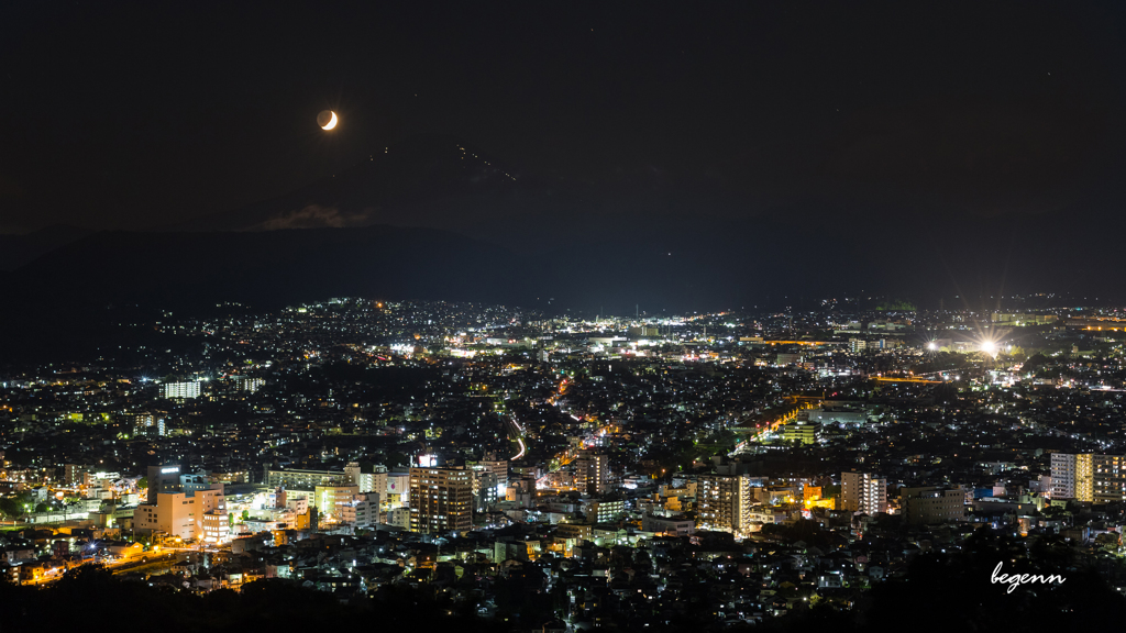 三日月と夜景と夏の富士 