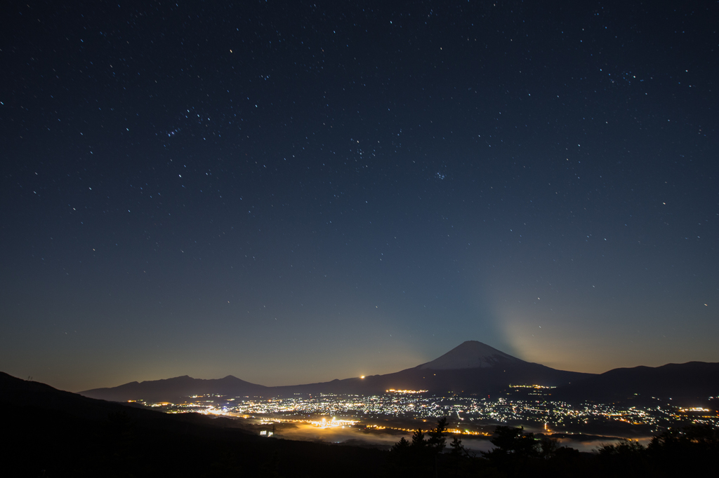 月沈みて星輝く