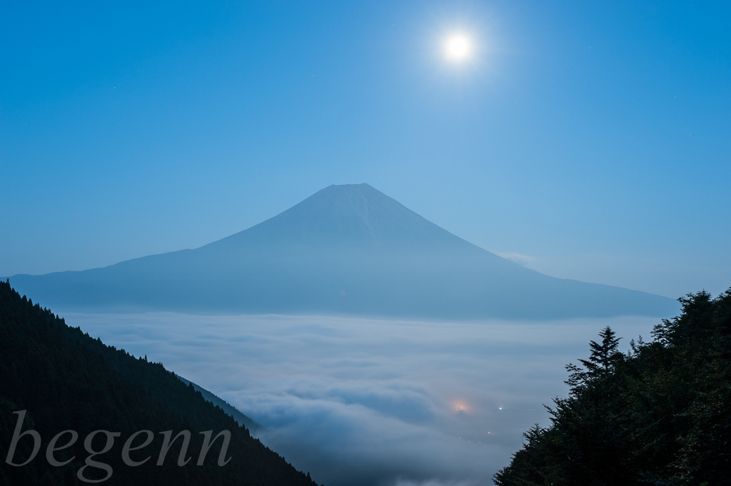 雲海の向こうに