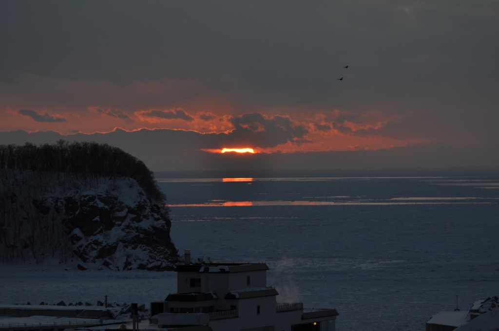 流氷に沈む夕陽・・・知床