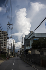 路地と入道雲