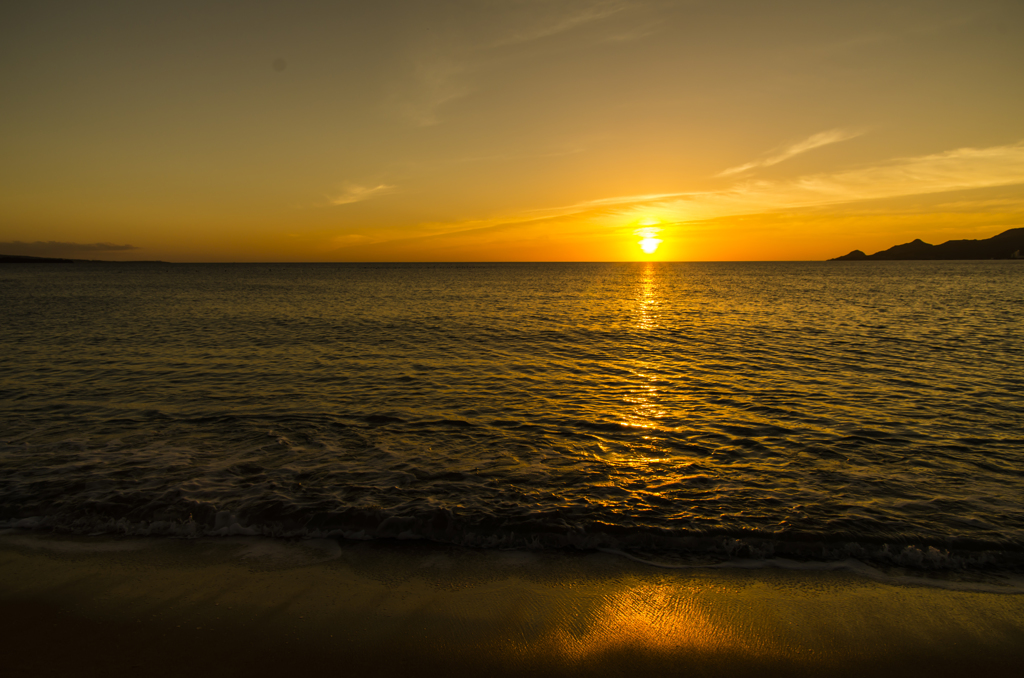 波際と夕日