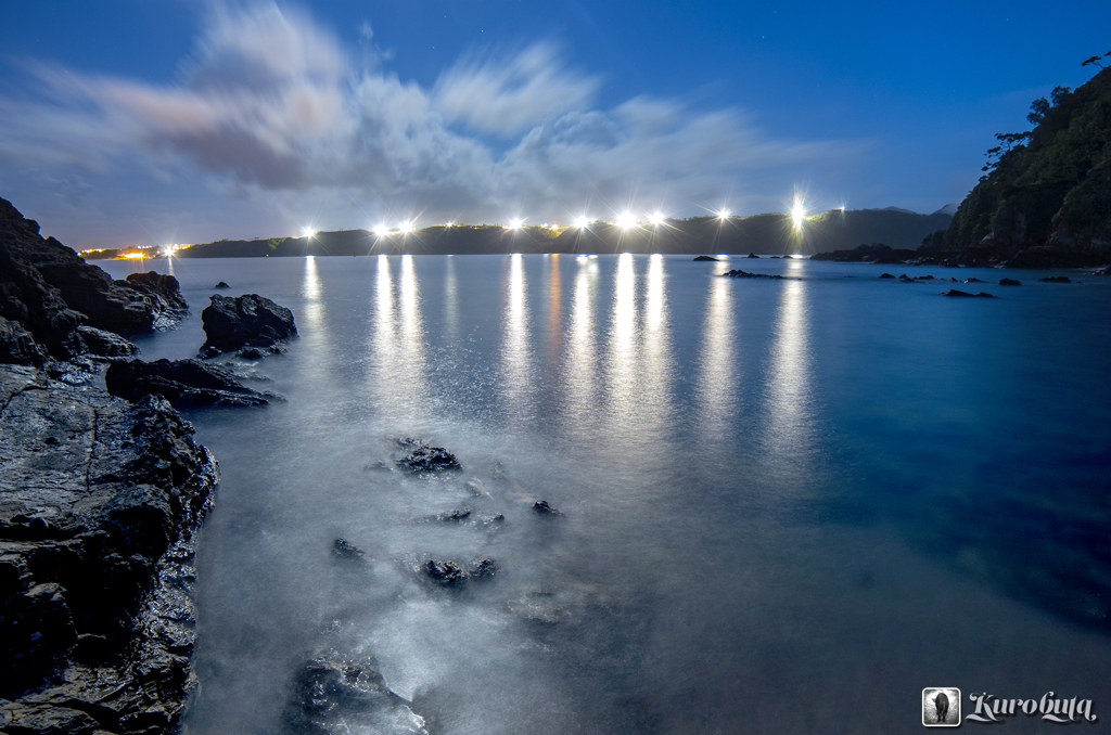 月夜の海辺で