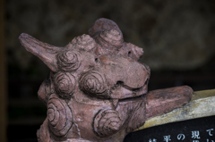対のシーサー（左）