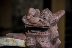 対のシーサー（右）