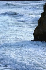 荒ぶる波と岩