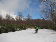 雪原とバイク