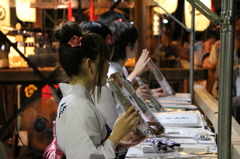祇園祭　粽売りの娘さん