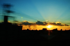 新幹線の車窓からさようならの夕日