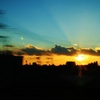 新幹線の車窓からさようならの夕日