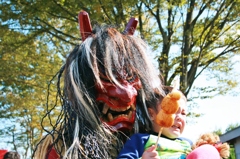 問うなまはげ　泣く子供　笑う大人