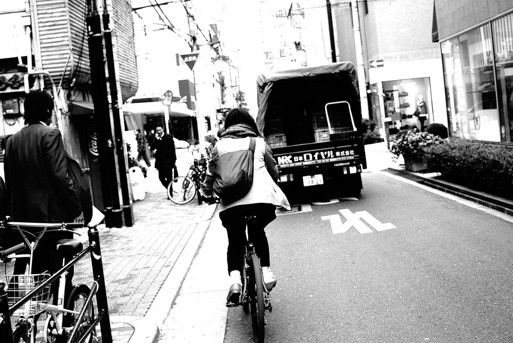 行き交う街