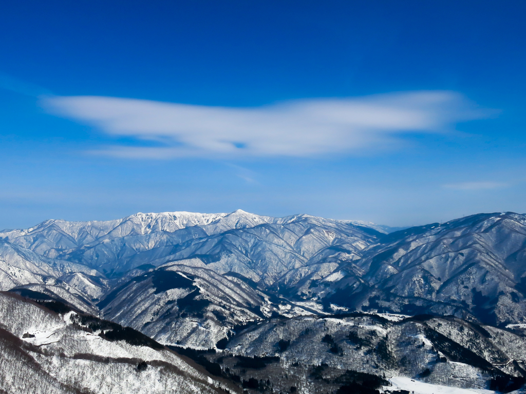 雪を纏う山々