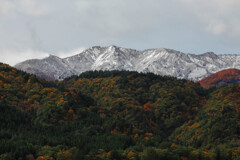 紅葉と初冠雪の野谷荘司