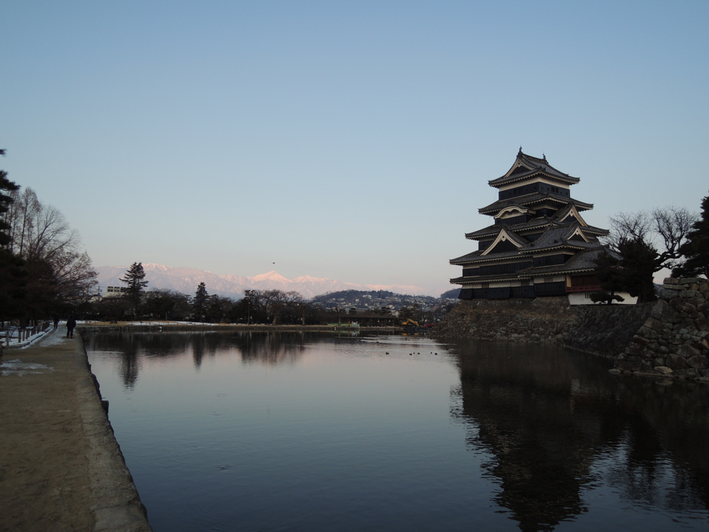 朝の松本城