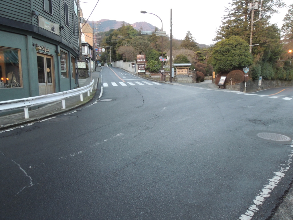 宮の下交差点急カーブ