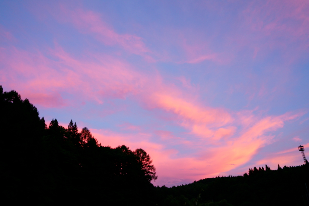 東の空に夕焼け雲