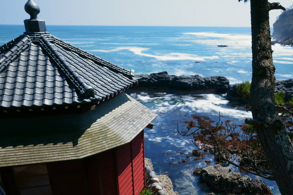 春の海と六角堂