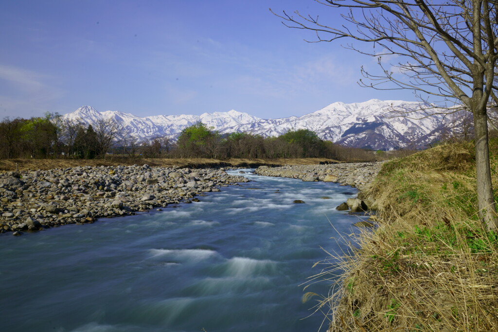 雪解け水の流れゆったりと