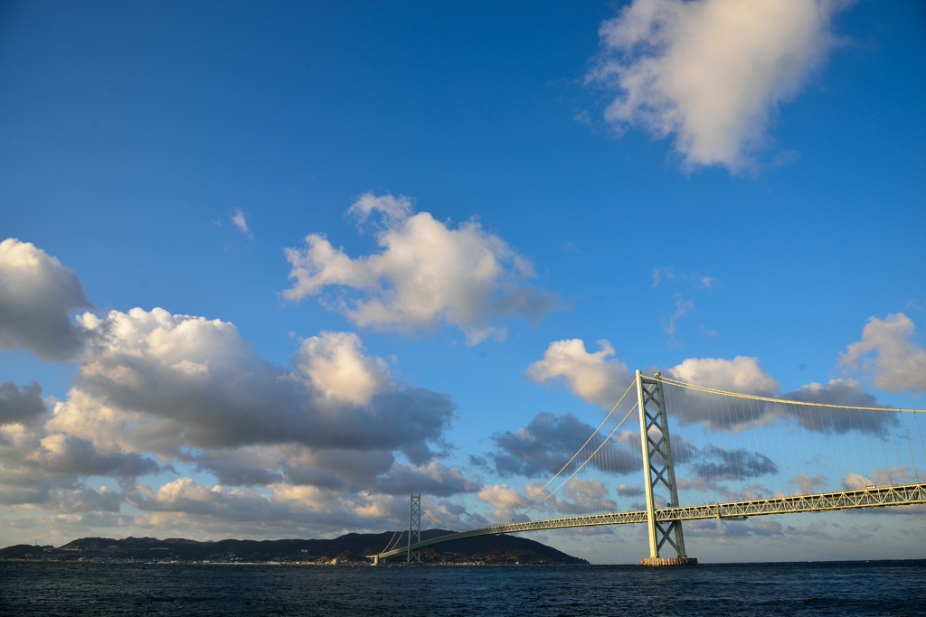 朝日を浴びる橋