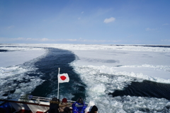 流れ着く氷を割って