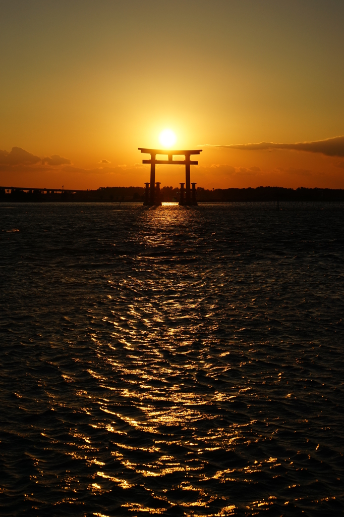 鳥居に沈む夕日