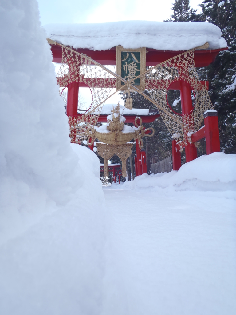 新雪の中に鎮座