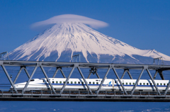 笠雲富士と新幹線
