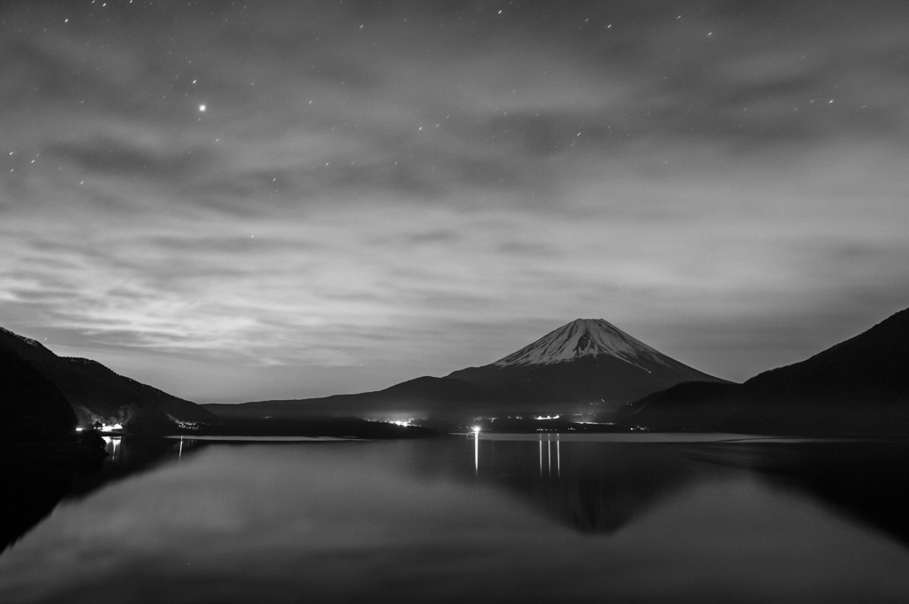 夜の本栖湖