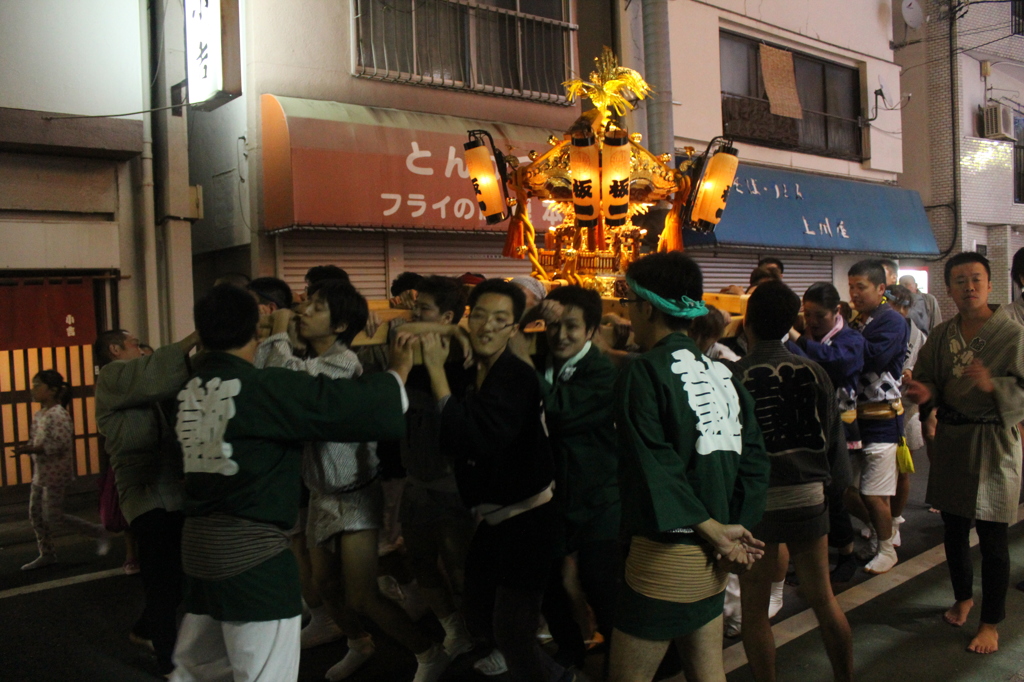 神輿は夜の街を行く１