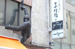 な、なに見てんだよぅ