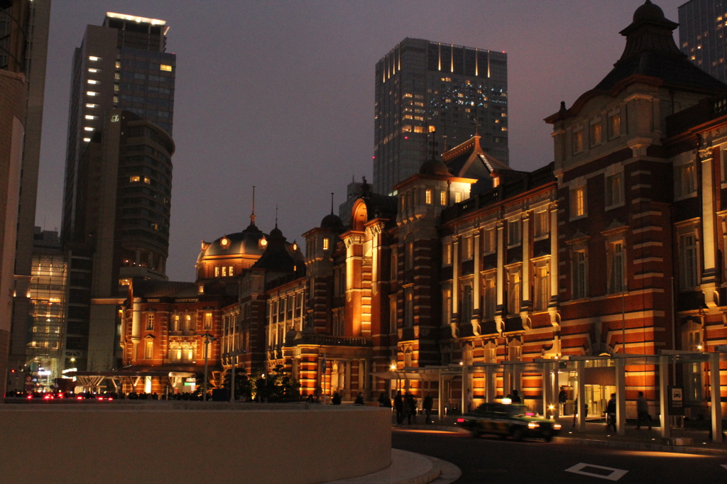 夕闇の東京駅