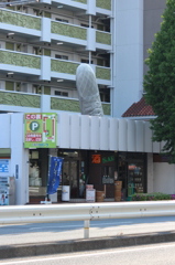突き出る指
