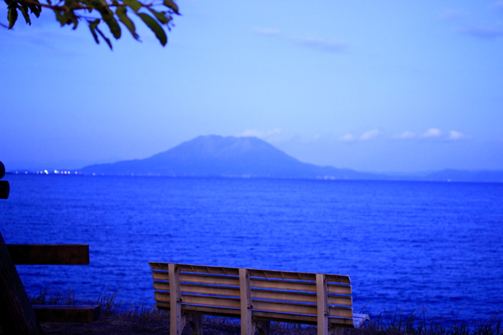 錦江湾と桜島を眺められるベンチ