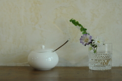 砂糖入れと花