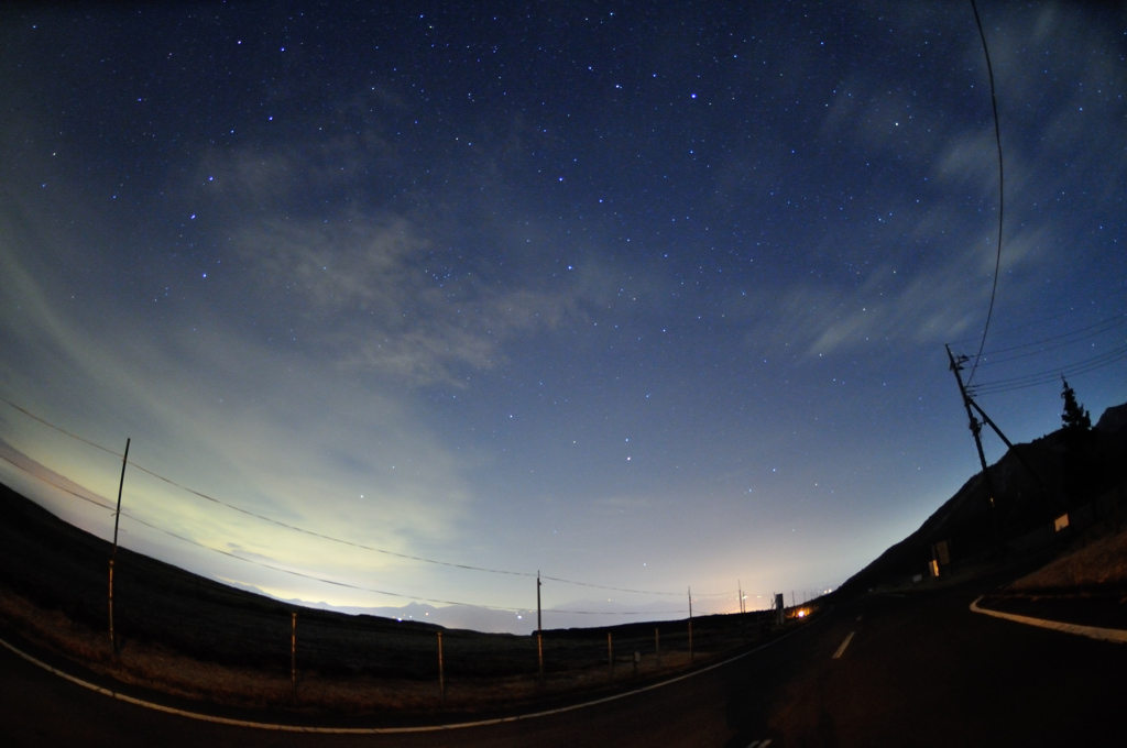 草原と星空