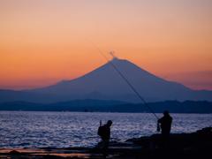 夕映えの富士を釣る