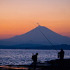 夕映えの富士を釣る