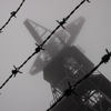 霧中の鉄塔