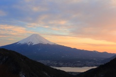 ぽくぽくの雲と　　富士と湖面、、、。