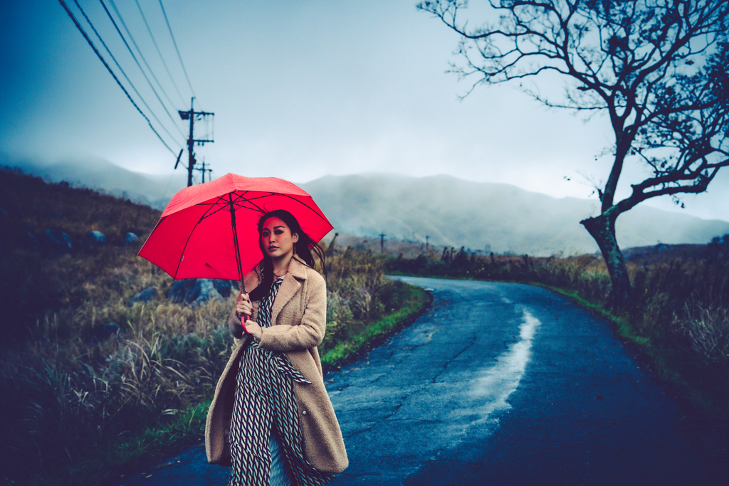 赤い傘の女