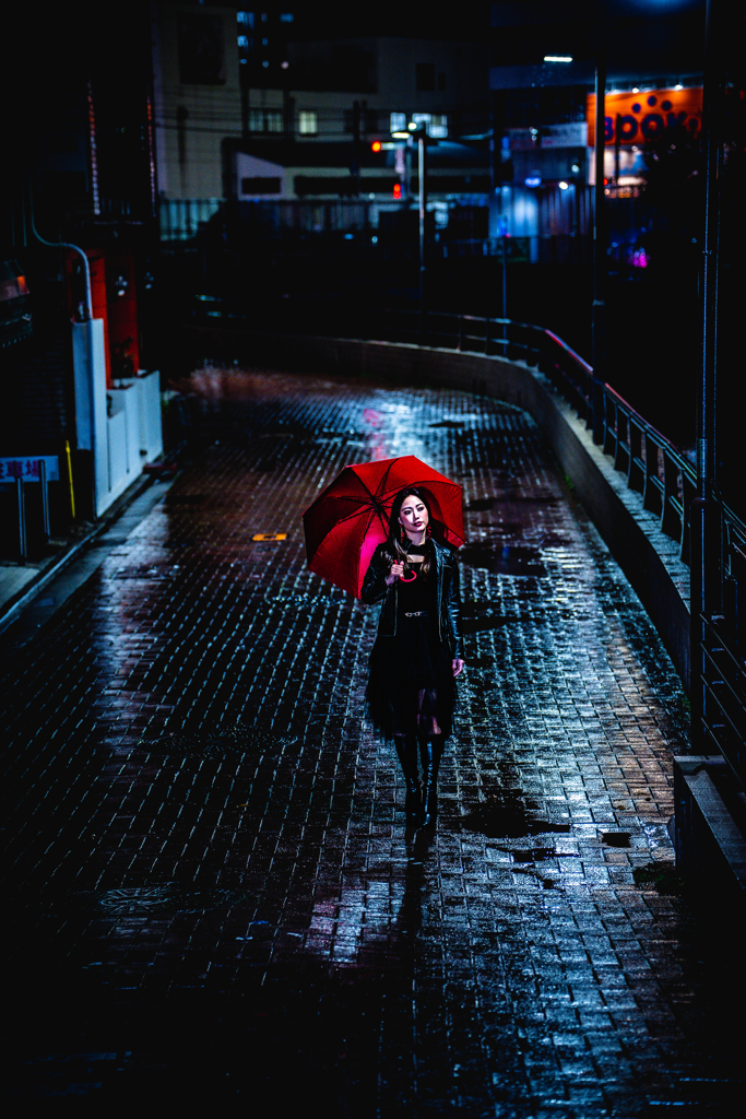 赤い傘の女