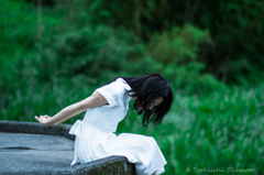 白いワンピースの女