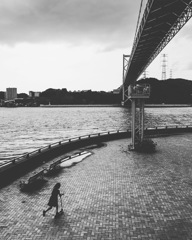 関門橋と少女