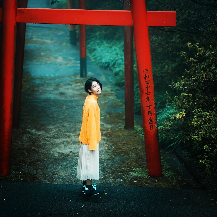 赤い鳥居、黄色いセーター