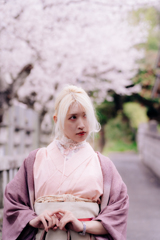 淡紅色