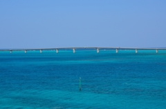 陸海の境界にあるは池間大橋