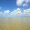 遠く浅く続く海