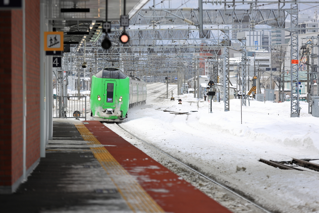 特急ライラック　苗穂駅４番ホーム通過