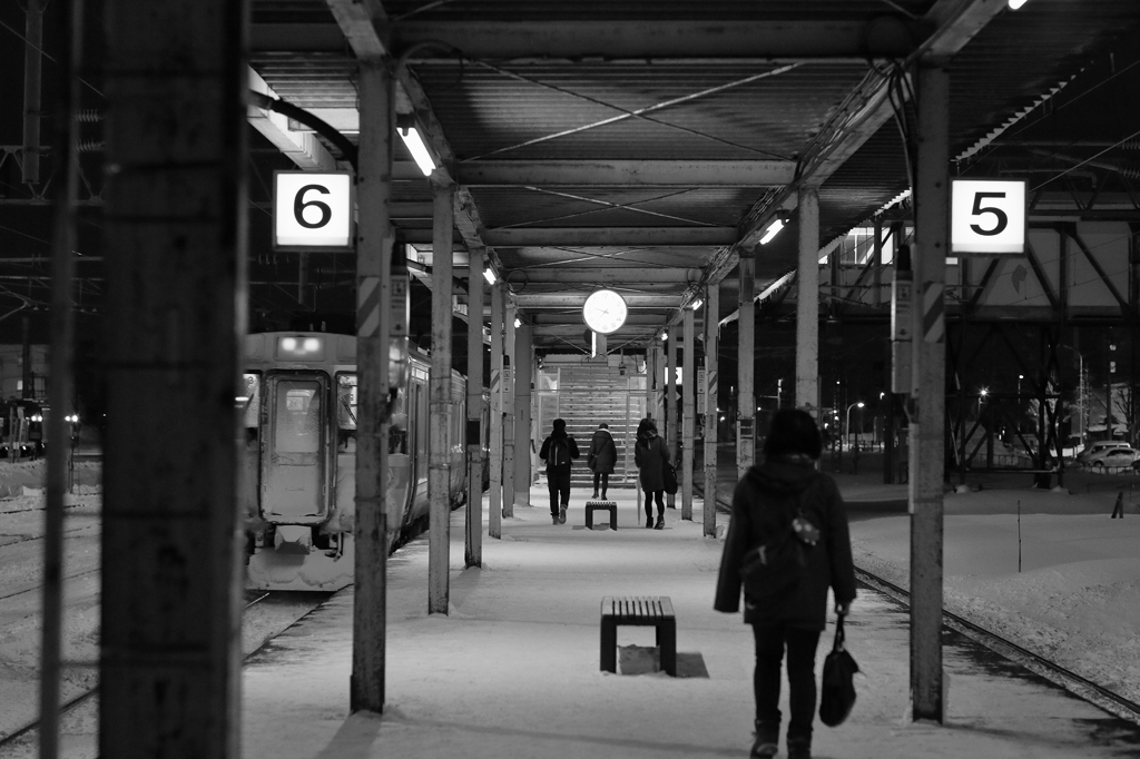 夜のプラットホーム